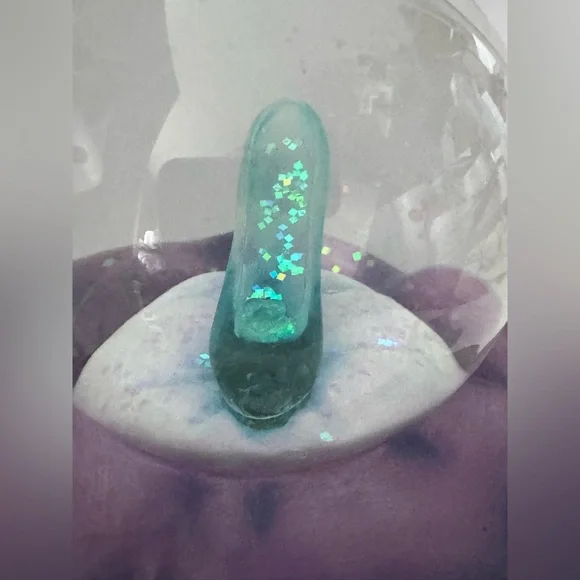 Disney’s Cinderella Glass Slipper Snowglobe with Jaq ,Gus, Suzy & Perla - Picture 5 of 11
